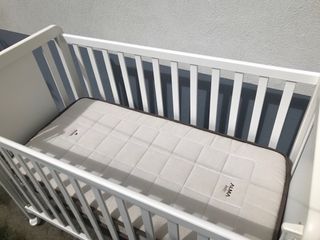 Cuna bebé blanca con corona azul, y colchón