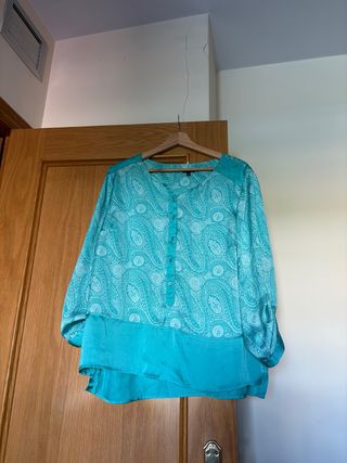 Blusa sedosa verde mar con estampado