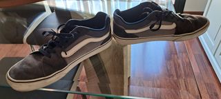 Zapatillas Vans grises y negras