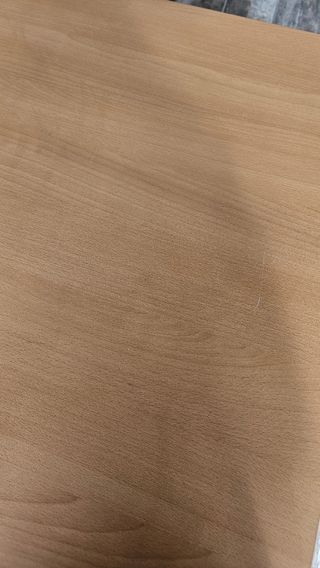 Mesa de escritorio con cajonera con ruedas