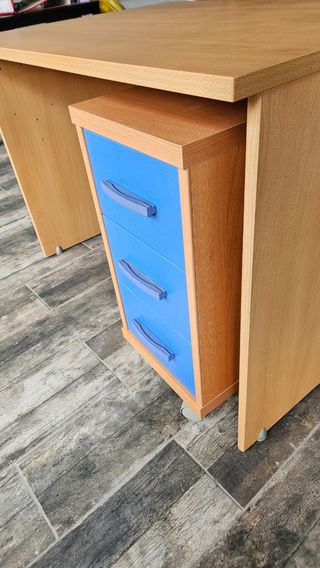 Mesa de escritorio con cajonera con ruedas
