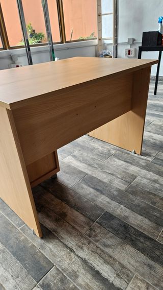 Mesa de escritorio con cajonera con ruedas