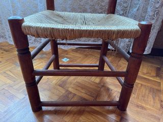 Silla de mimbre y madera