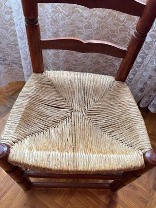 Silla de mimbre y madera