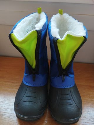 Botas de nieve talla 30, con luz en el talón 