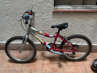 Bicicleta infantil roja y plateada