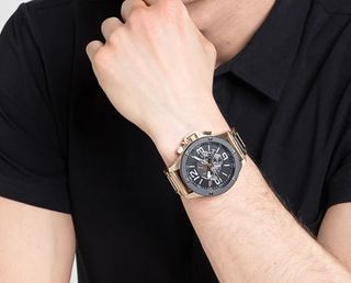 Reloj Armani Exchange Cronógrafo Negro y Dorado