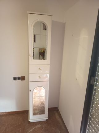 Mueble de baño blanco y madera