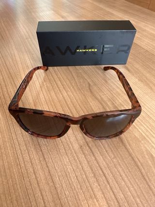 Gafas de sol Hawkers marrones.