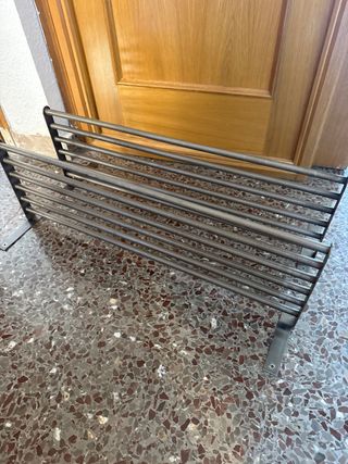 Estantería de metal y madera