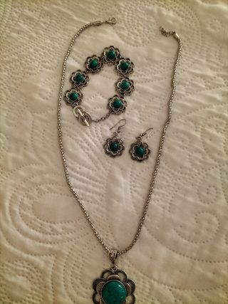 Conjunto de joyería plateado con turquesa