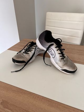 Zapatillas Kempa grises y blancas
