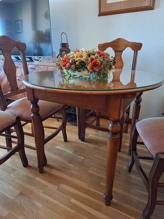 Mesa redonda de madera con tapa de cristal
