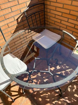 Mesa forja y 2 sillas exterior cristal.