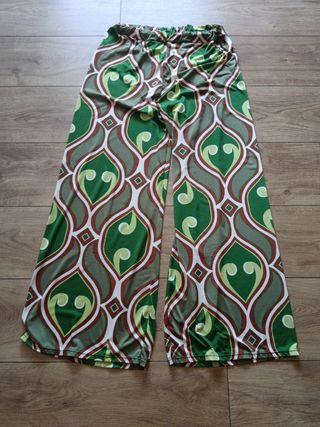 Conjunto de ropa verde y multicolor
Pantalón y cam