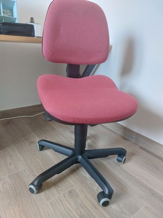 Silla de escritorio rosa y negra