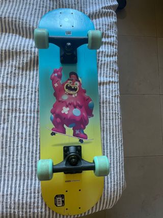 Monopatín infantil con diseño de monstruo