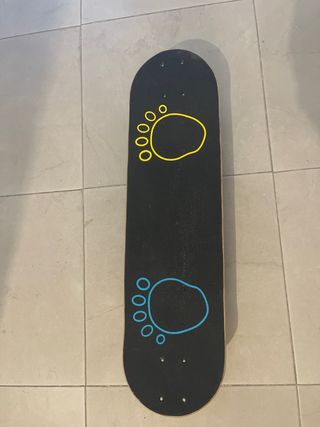 Monopatín infantil con diseño de monstruo