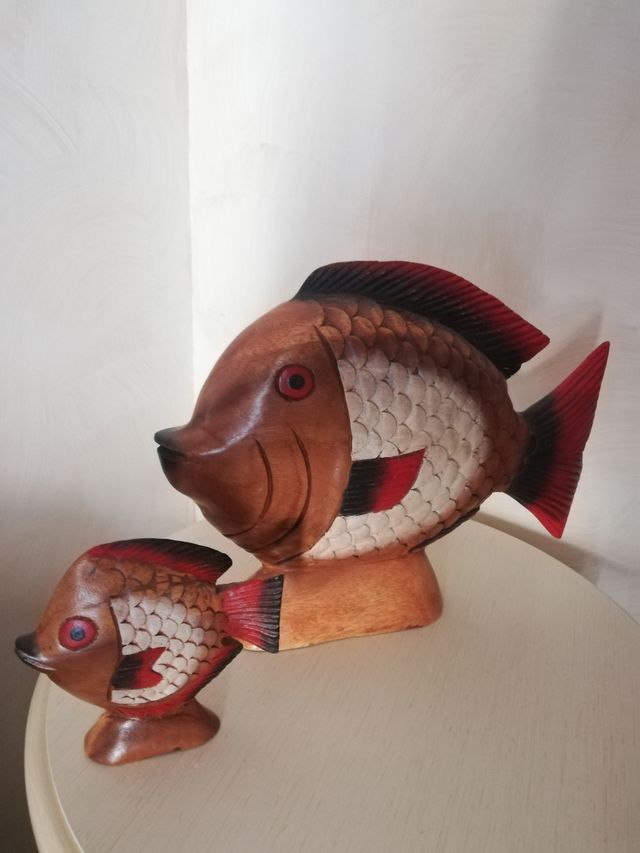 Coppia pesci decorativi in legno dipinti a mano