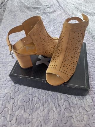 Zapatos de tacón XTI amarillos
