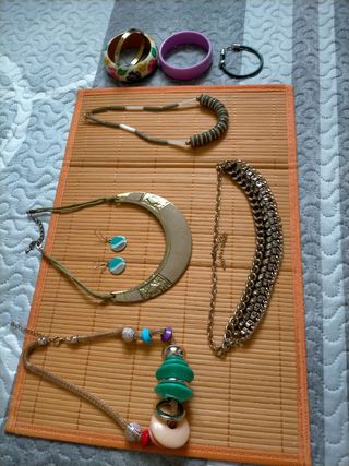 Tres collares magnético  , pulsera y  gargantilla
