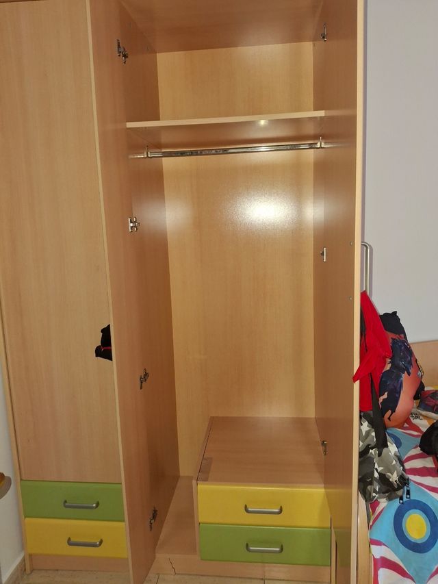 Armario juvenil madera.