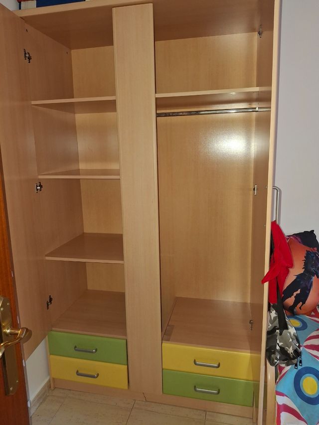 Armario juvenil madera.