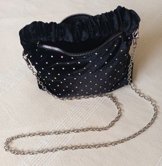 Bolso negro con pedrería