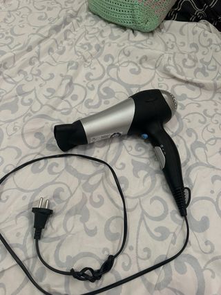 Secador de pelo negro y plateado