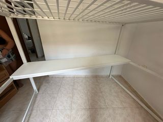 Litera alta metálica con escritorio