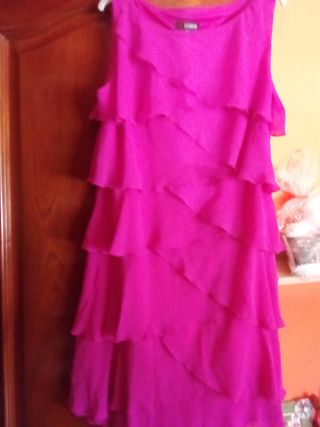 Vestido de fiesta rosa con volantes