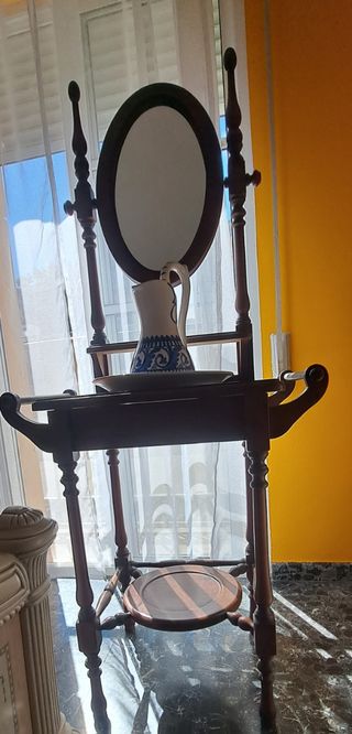 Palanganero de madera con espejo y jarra