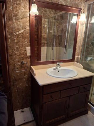 Mueble de baño completo con lavabo y espejo