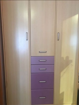 Armario juvenil beige y morado