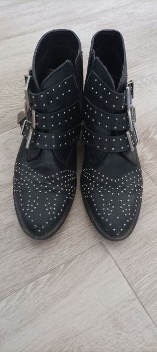 Botines negros con tachuelas T39