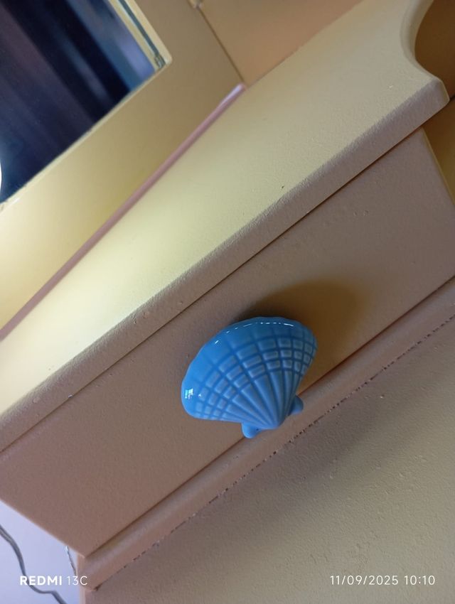 Tocador de madera con espejo y luces