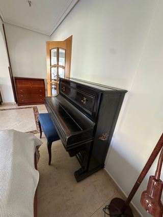 Piano Vertical Antiguo con Banqueta