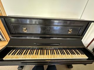 Piano Vertical Antiguo con Banqueta
