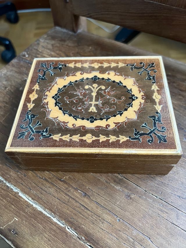 Caja antigua de madera con marquetería