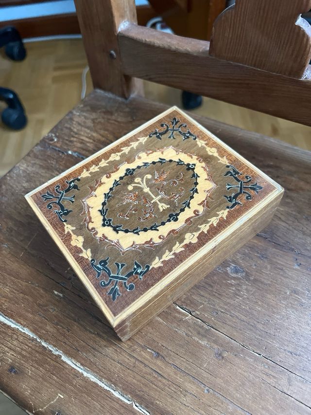 Caja antigua de madera con marquetería
