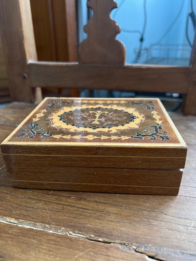 Caja antigua de madera con marquetería