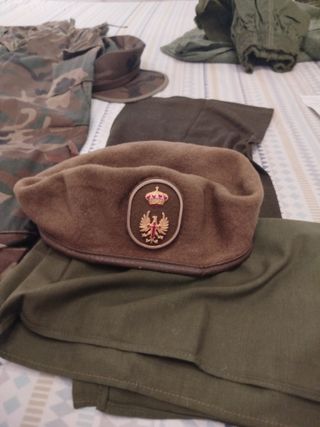 Gorra militar con escudo