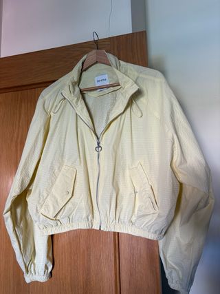 Chubasquero Bershka amarillo