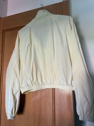 Chubasquero Bershka amarillo