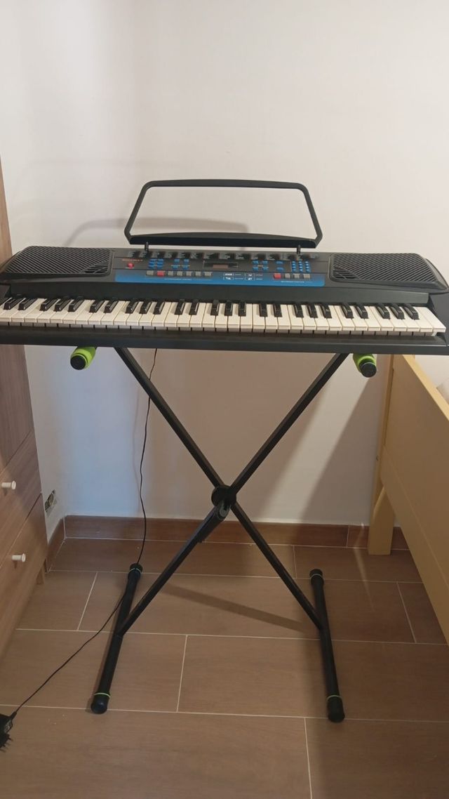 Teclado musical con soporte