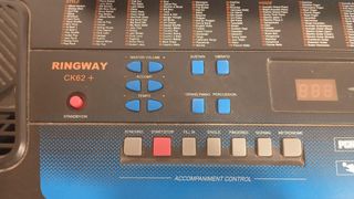 Teclado musical con soporte