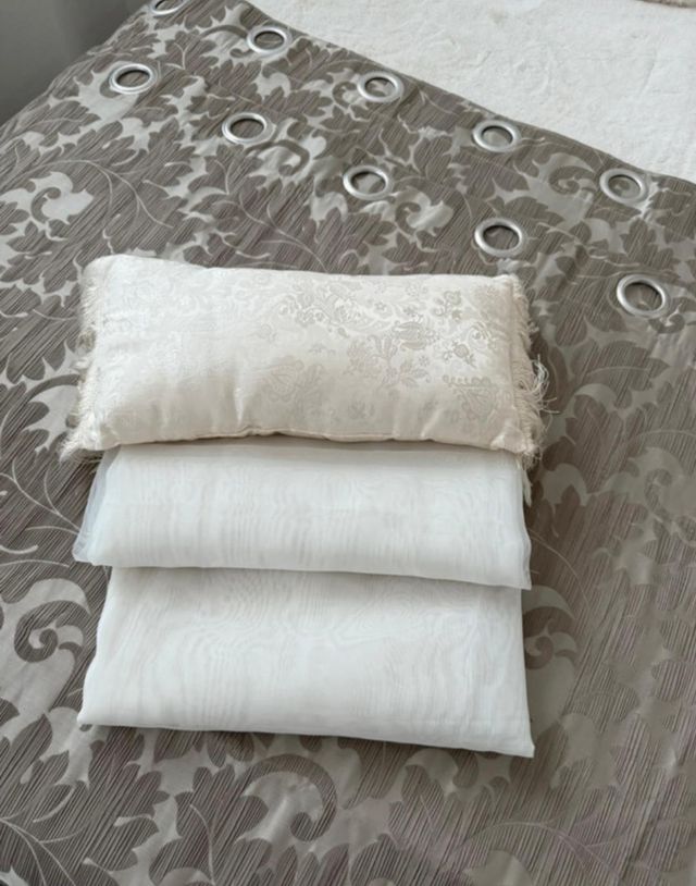 Juego de cortinas beige y blanco