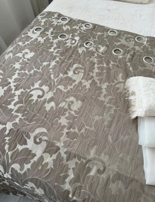 Juego de cortinas beige y blanco