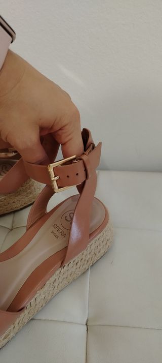 Sandalias de cuña Sfera color caramelo.