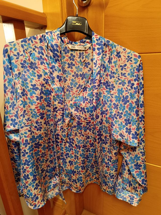 Camisa Zara floral azul y rosa no arruga tejido pr